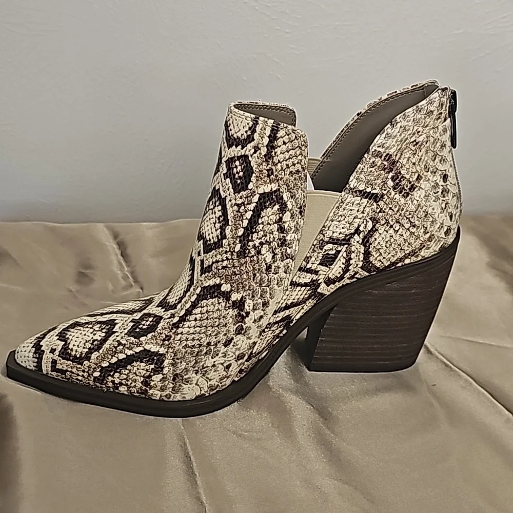 NEW Vince Camuto snake print leather ankle booties high  heel back zipper - Picture 4 of 12